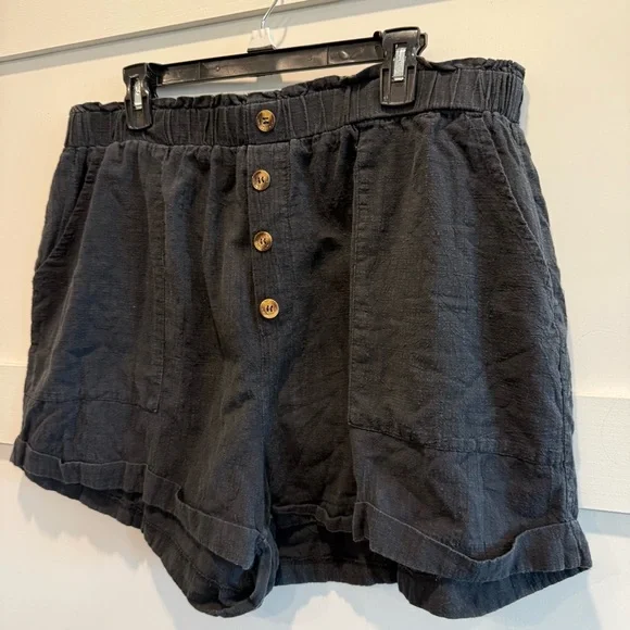 SHEIN Black High Waist Buttoned Shorts - Picture 2 of 5